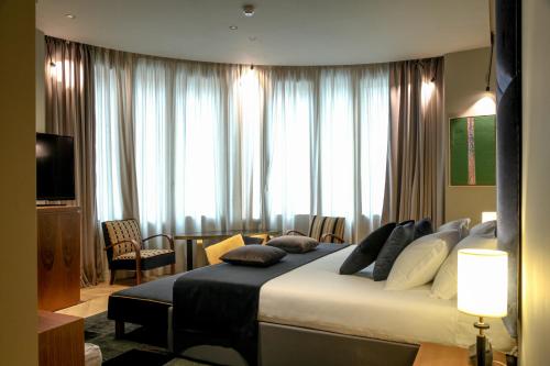 罗马特里维霍酒店 的一间卧室配有一张大床和枕头