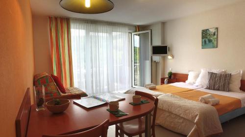 奥尔贝VVF Alsace Orbey Colmar的一间卧室配有一张床、一张书桌和一个窗户。
