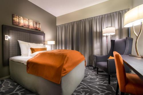奥斯陆索里亚莫里亚酒店的配有一张床和一张书桌的酒店客房