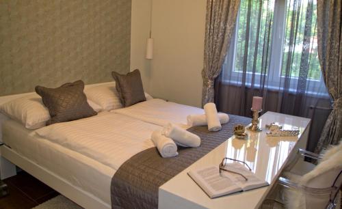 扎达尔Apartman Nia的酒店客房,配有带毛巾的床