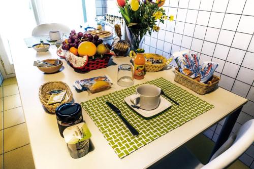 都灵Casa Crema Bed & Breakfast的一张桌子上放着水果和一篮子的食物
