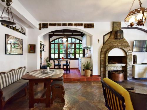 尼亚·蒙达尼亚Ares Garden House - Nea Moudania Halkidiki的客厅配有桌子和壁炉