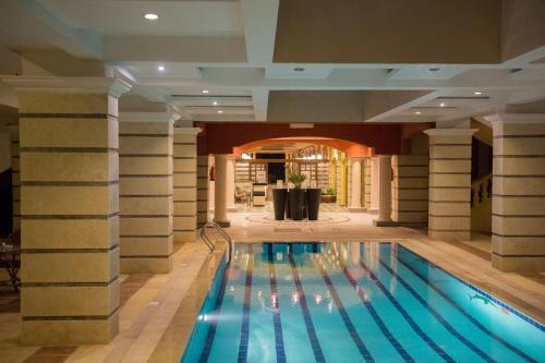 Majorica Marina Hotel内部或周边的泳池