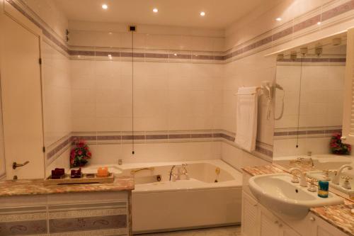 MonterubbianoVilla Montotto的带浴缸和盥洗盆的浴室
