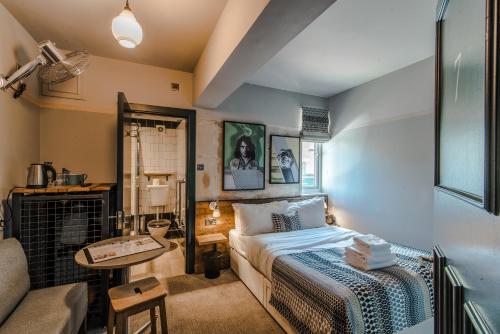 剑桥华特曼酒店的一间卧室配有一张床、一张桌子和一张沙发