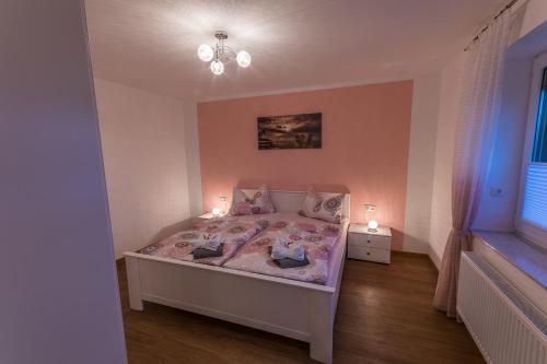RathmannsdorfFerienwohnung "Turmblick"的一间小卧室,配有一张带两个灯的床