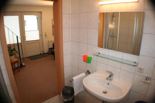 拉尔斯维克城堡花园宾馆的一间带水槽和镜子的浴室