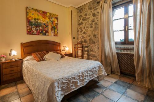 莱昆韦里埃洛斯塔乡村旅馆的一间卧室设有一张大床和一个窗户。