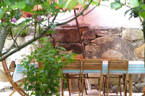 波尔图Casa Portugueza Experience的石墙前的桌椅
