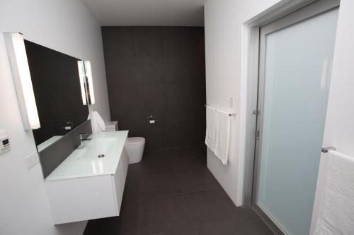 NelsonNelson Victoria Luxury Holiday Accommodation的浴室配有白色水槽和卫生间。