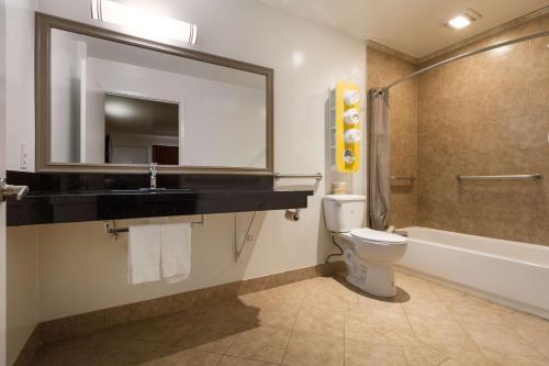 克莱蒙特克莱蒙特汽车旅馆6的一间带水槽、卫生间和镜子的浴室