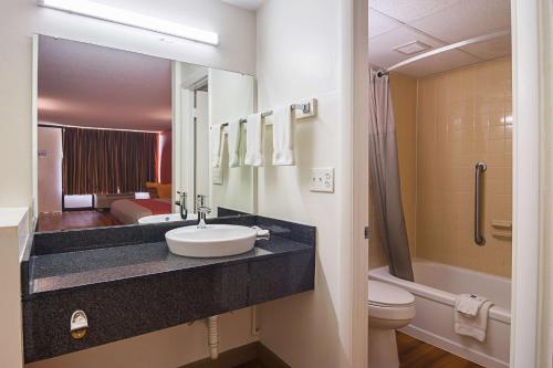 克利夫兰Motel 6-Cleveland, TN的一间带水槽、卫生间和淋浴的浴室