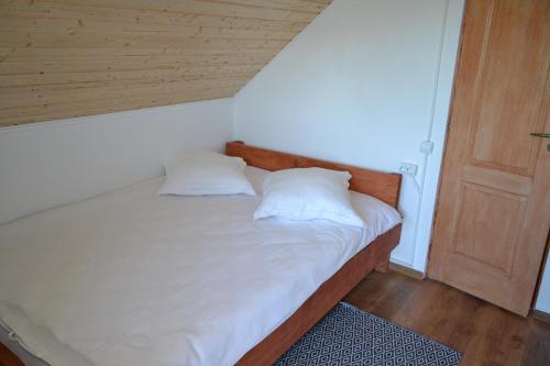 穆里吉奥尔Casa Chitu的一张床上有两个枕头的房间