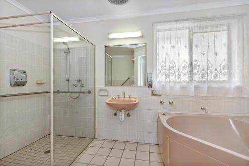 本迪戈黄金广场汽车旅馆的带浴缸、水槽和淋浴的浴室