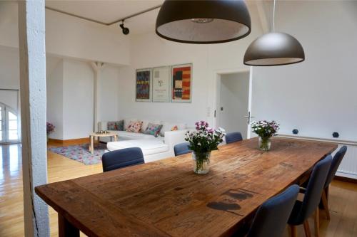 韦斯特兰Alter Konsumverein App N°9的客厅配有木桌和椅子