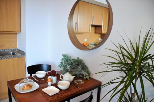 圣克鲁斯-德特内里费Apartamento Torre1的一张桌子,上面有食物,还有镜子