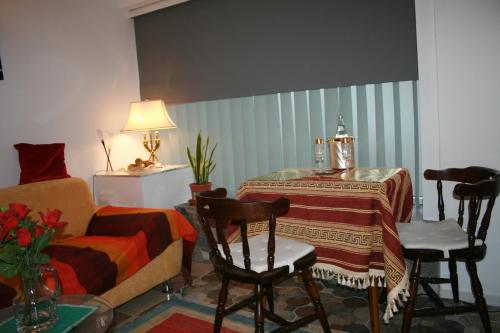 汉堡汉萨奎特旅馆的客厅配有桌椅和沙发