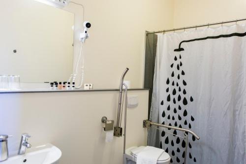 霍芬赫本客栈的带淋浴、卫生间和盥洗盆的浴室