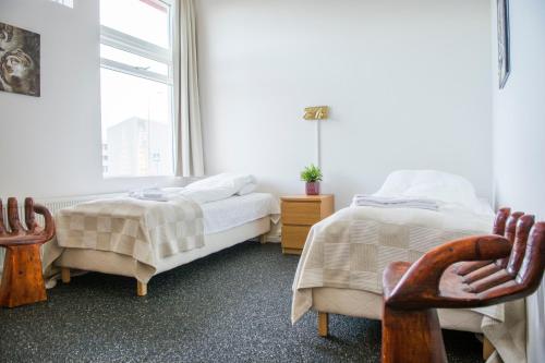 霍芬赫本客栈的一间卧室设有两张床和窗户。