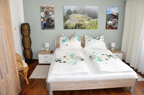 Leiben瓦豪旅馆的一间卧室配有带白色床单和枕头的床。