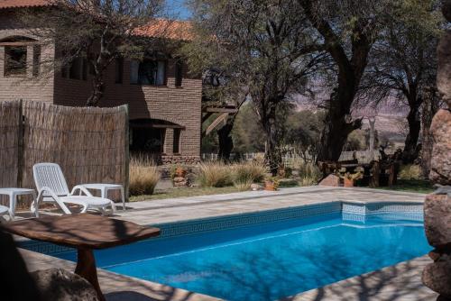 卡法亚特拉卡萨德拉酒窖 - 葡萄酒精品酒店的一个带椅子的游泳池以及一座房子
