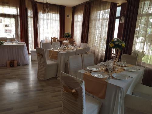 德罗贝塔-塞维林堡Mon Cheri的用餐室配有白色的桌子和白色的椅子