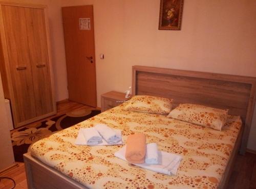 德罗贝塔-塞维林堡Mon Cheri的一间卧室配有一张床,上面有两条毛巾