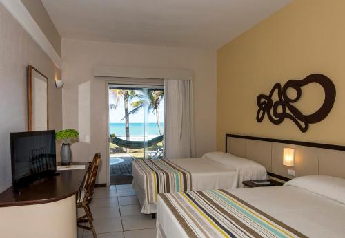 纳塔尔Hotel Marsol Beach Resort的酒店客房设有两张床,享有海景。