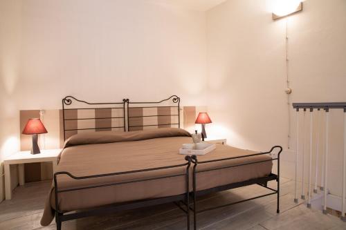 普雷西切Stone Suite的一间卧室配有一张床和一张桌子上的两盏灯。