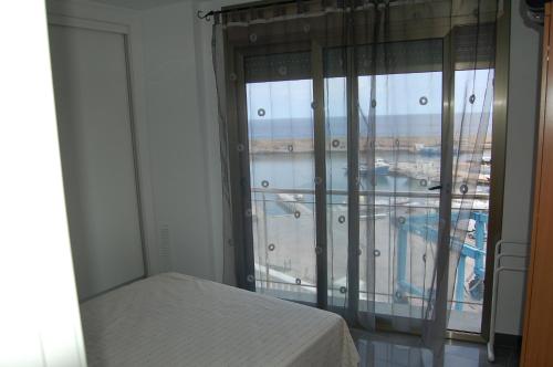 拉梅特拉·德·玛尔Vistas al mar的卧室设有可欣赏机场景致的窗户