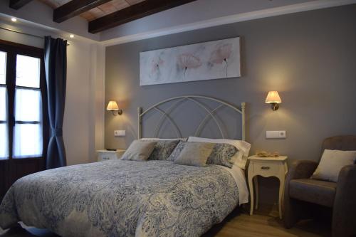 比利亚维西奥萨L'Arbolea de Rodiles的一间卧室配有一张床和一把椅子