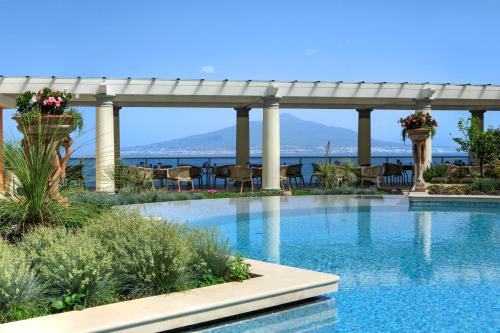 索伦托皇家大酒店的享有水景的度假游泳池