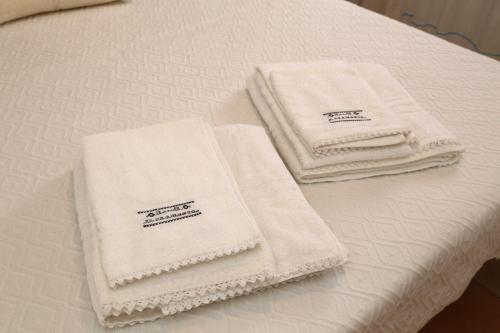 卡斯特尔萨多伊尔特拉蒙多住宿加早餐旅馆的床上有三条白色毛巾