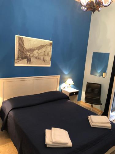 马奥莱Casa Cristina的蓝色卧室,配有带2条毛巾的床