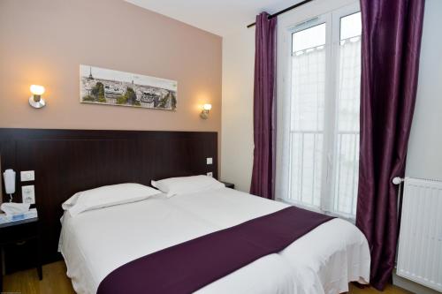巴黎塞纳码头酒店的一间卧室设有一张床和一个大窗户