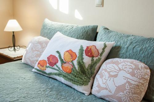 Áyios DhimítriosCasa Elaia的一张带两个枕头的床,上面有草莓