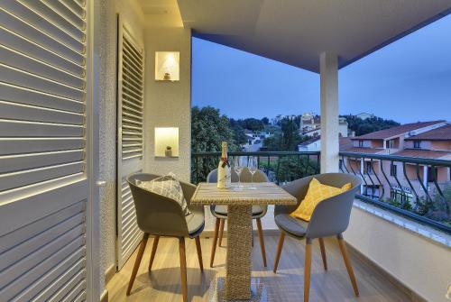 普拉Apartments Zanetti 2的美景阳台配有桌椅
