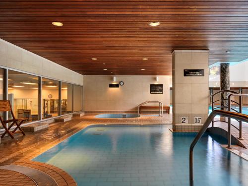 维多利亚太平洋大酒店的一座大型游泳池,