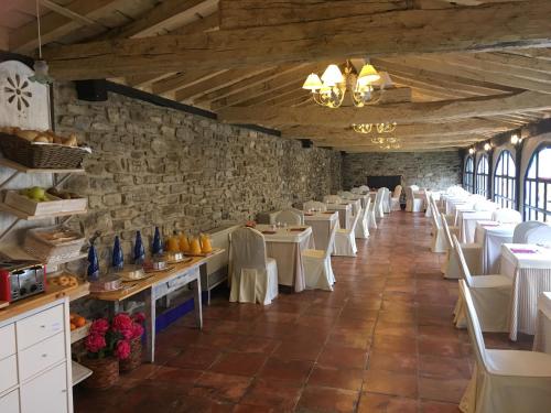 维多利亚-加斯特伊兹埃洛里亚加宫酒店的用餐室配有白色的桌子和白色的椅子
