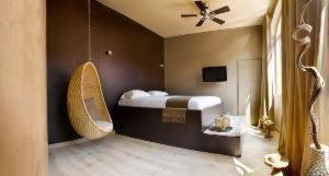 安锡独特乐杜公寓的一间卧室配有一张带吊扇的床