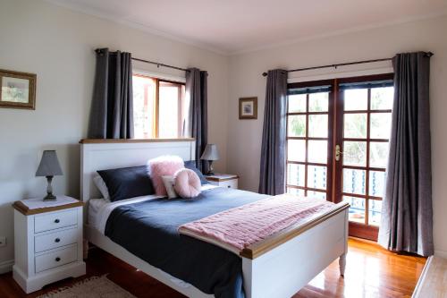 莫尔登Parker Lodge Maldon的一间卧室,床上有粉红色的动物
