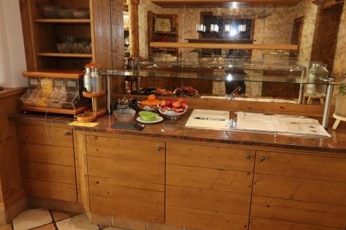 卡奇山口Gasthof Bacher的厨房配有带水槽的柜台和一些食物