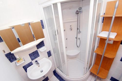 弗济内Apartment house Lalita的带淋浴、卫生间和盥洗盆的浴室