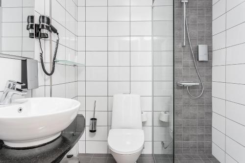 卡尔斯塔德诺瓦酒店的一间带水槽、卫生间和淋浴的浴室