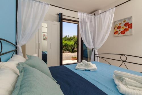陶尔米纳Lumia e Zagara的一间卧室设有蓝色的床和窗户。