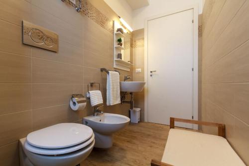 陶尔米纳Lumia e Zagara的一间带卫生间和水槽的浴室