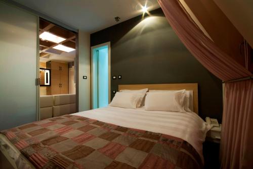 扎布利亚克索亚酒店的卧室配有带白色枕头的大床