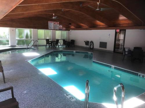 埃格港The Landing Resort的一个带桌椅的房间的大型游泳池