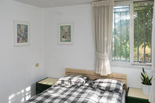 雷霍沃特Best Value Guest Suite的一间卧室设有一张床和一个窗口