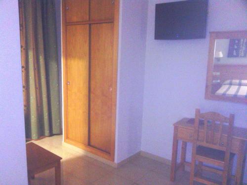 塞维利亚戈雅酒店的用餐室配有木柜和桌子